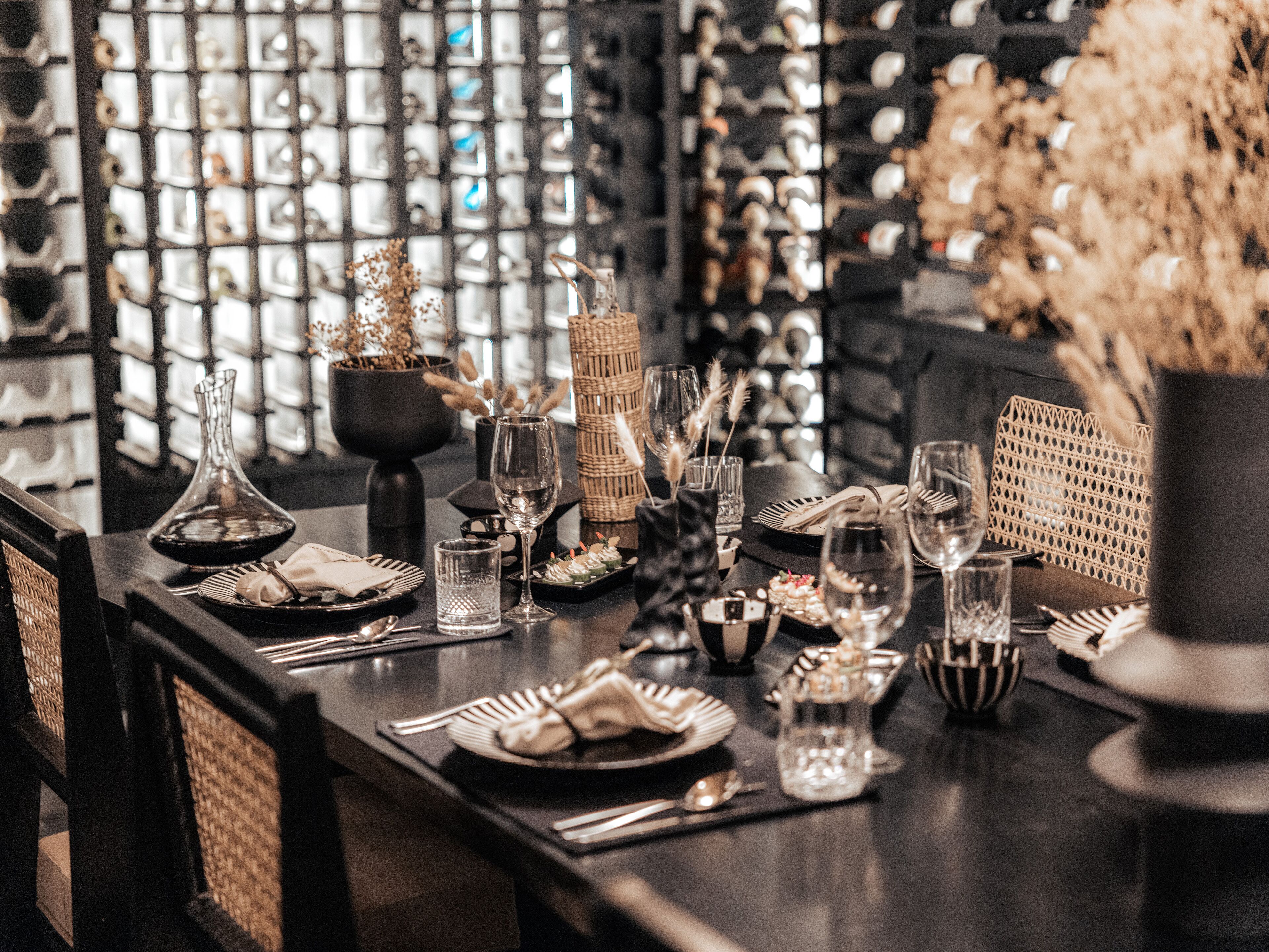 3 間餐廳，供應早餐、午餐和晚餐，國際料理