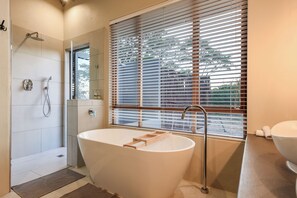 Familienzimmer | Badezimmer | Badewanne und Dusche (separat), kostenlose Toilettenartikel