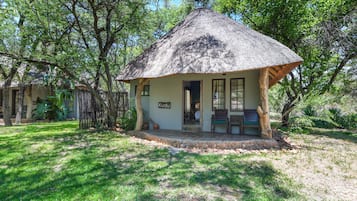 Superior chalet, 1 tweepersoonsbed met slaapbank, patio, tuin | Een kluis op de kamer, gratis wifi, beddengoed
