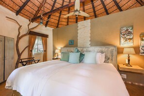 In-room safe, free WiFi, bed sheets - Mziki Safari Lodge (Beestekraal)