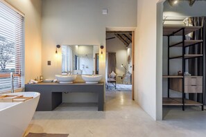 Family Room | Bathroom | Separate bathtub and shower, free toiletries, hair dryer, towels - Mziki Safari Lodge (Beestekraal)