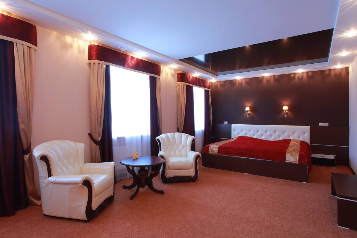 Deluxe Double or Twin Room | Minibar, in-room safe, desk, blackout curtains
