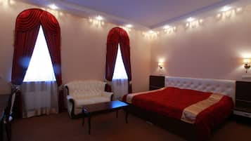 Minibaari, tallelokero huoneessa, työpöytä, pimennysverhot