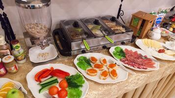 Päivittäinen buffetaamiainen (10 USD per henkilö)