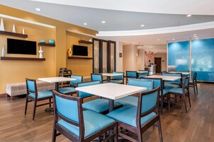 Café da manhã com buffet grátis todos os dias