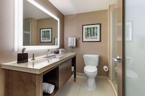 Habitación, varias camas, para no fumadores | Escritorio, espacio para trabajar con laptop y cortinas blackout