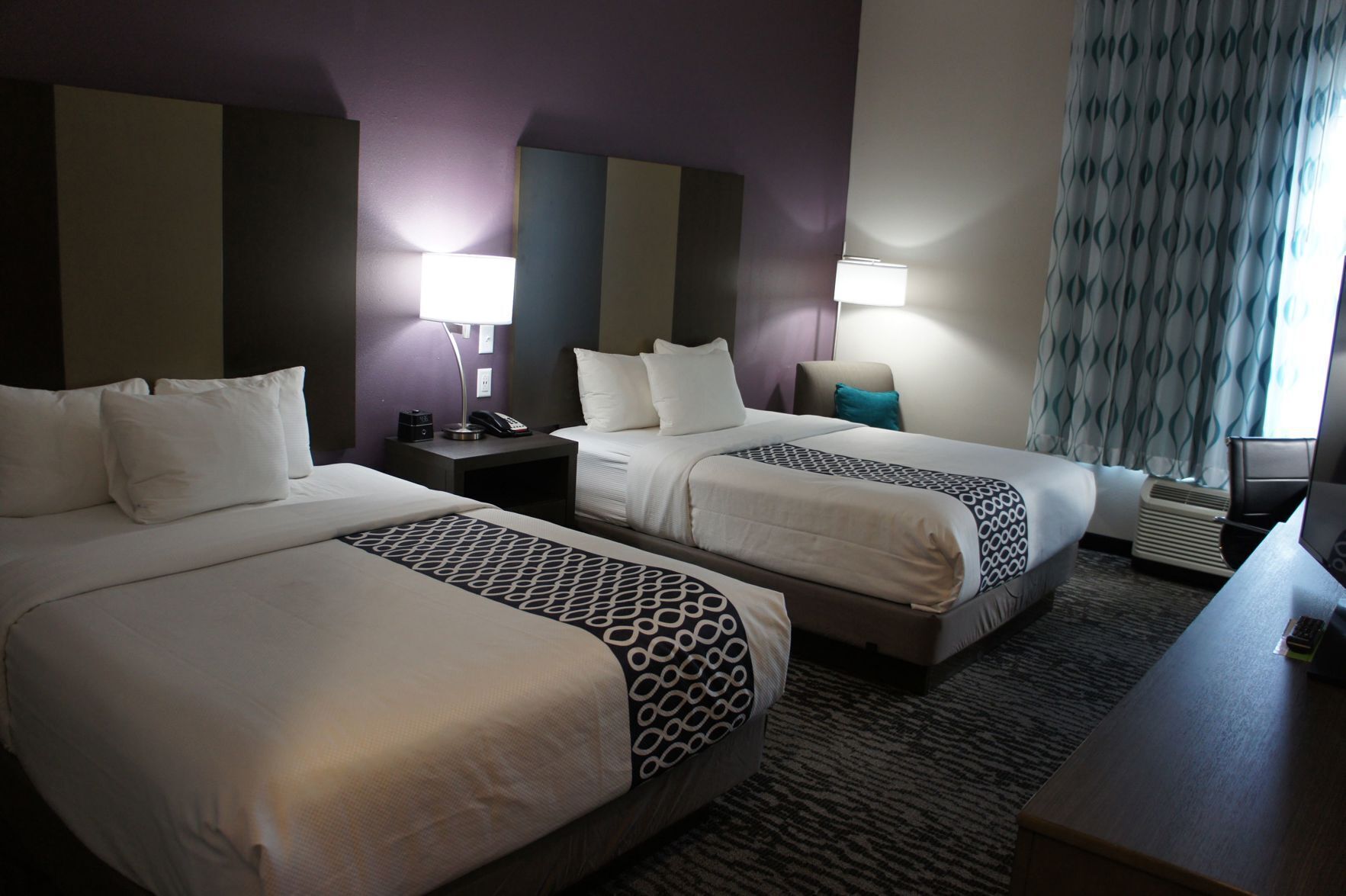 Ropa de cama de alta calidad, camas con pillow-top y escritorio 