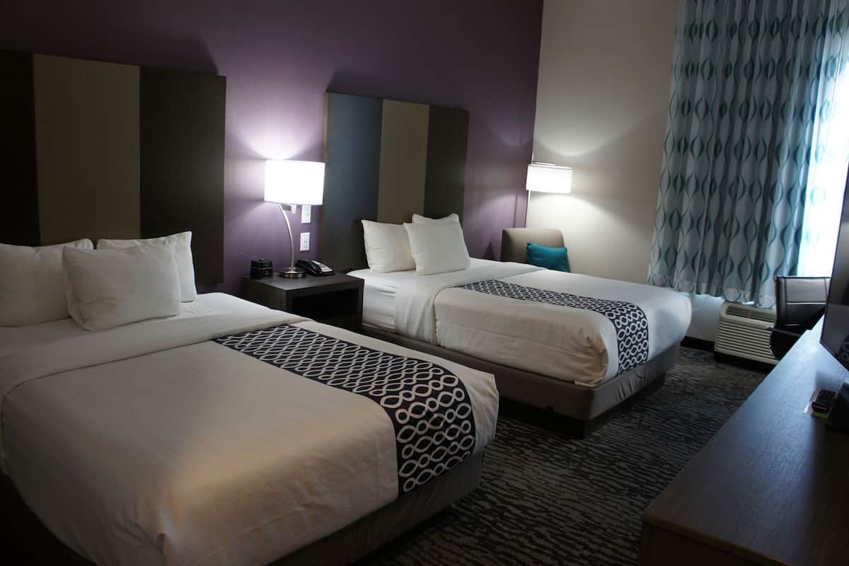 Ropa de cama de alta calidad, camas con pillow-top y escritorio