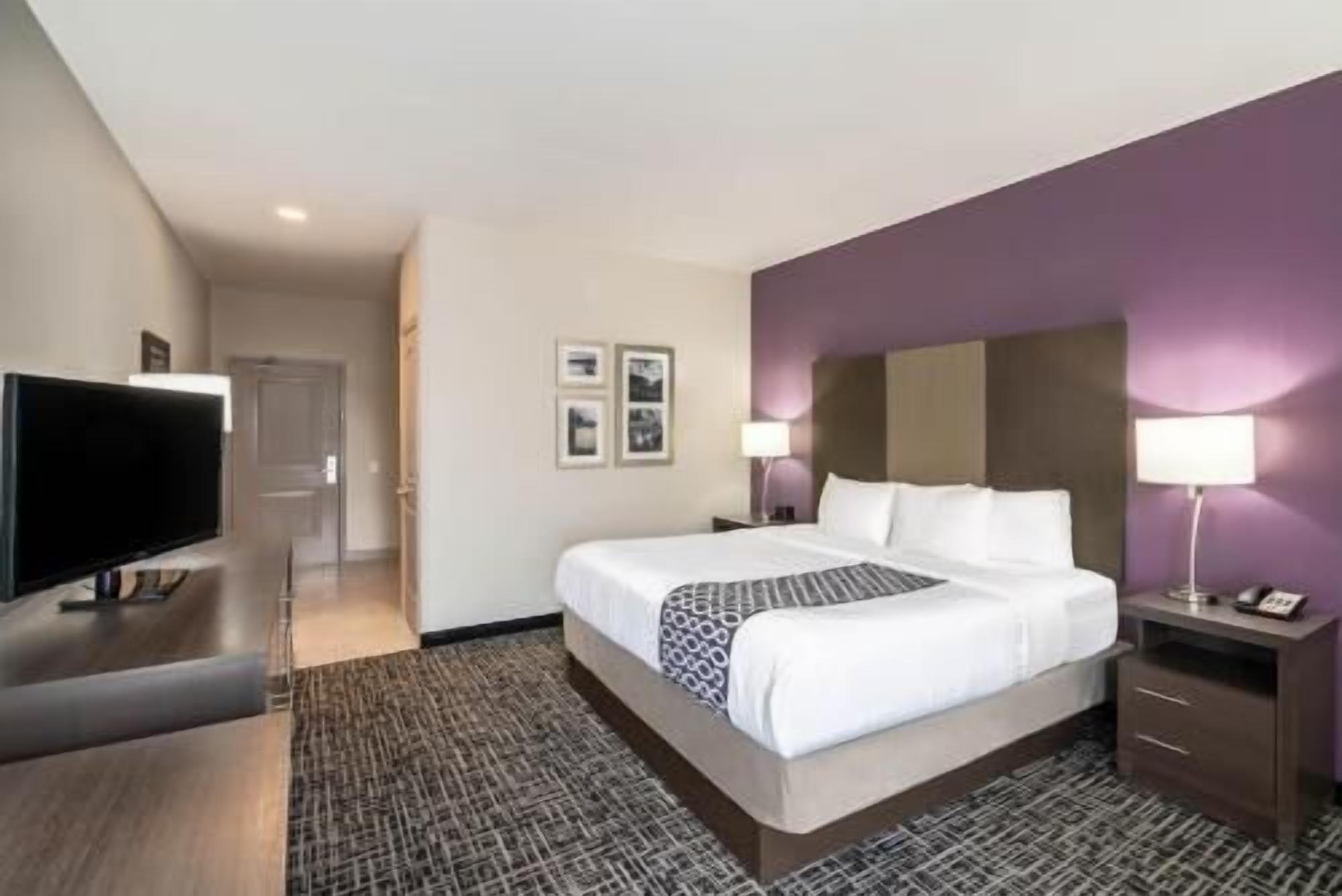 Ropa de cama de alta calidad, camas con pillow-top y escritorio 