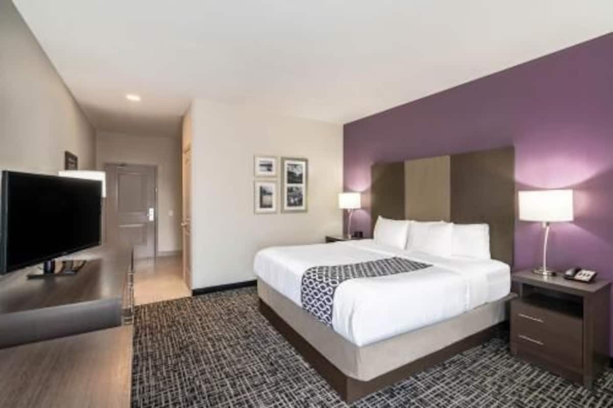 Ropa de cama de alta calidad, camas con pillow-top y escritorio