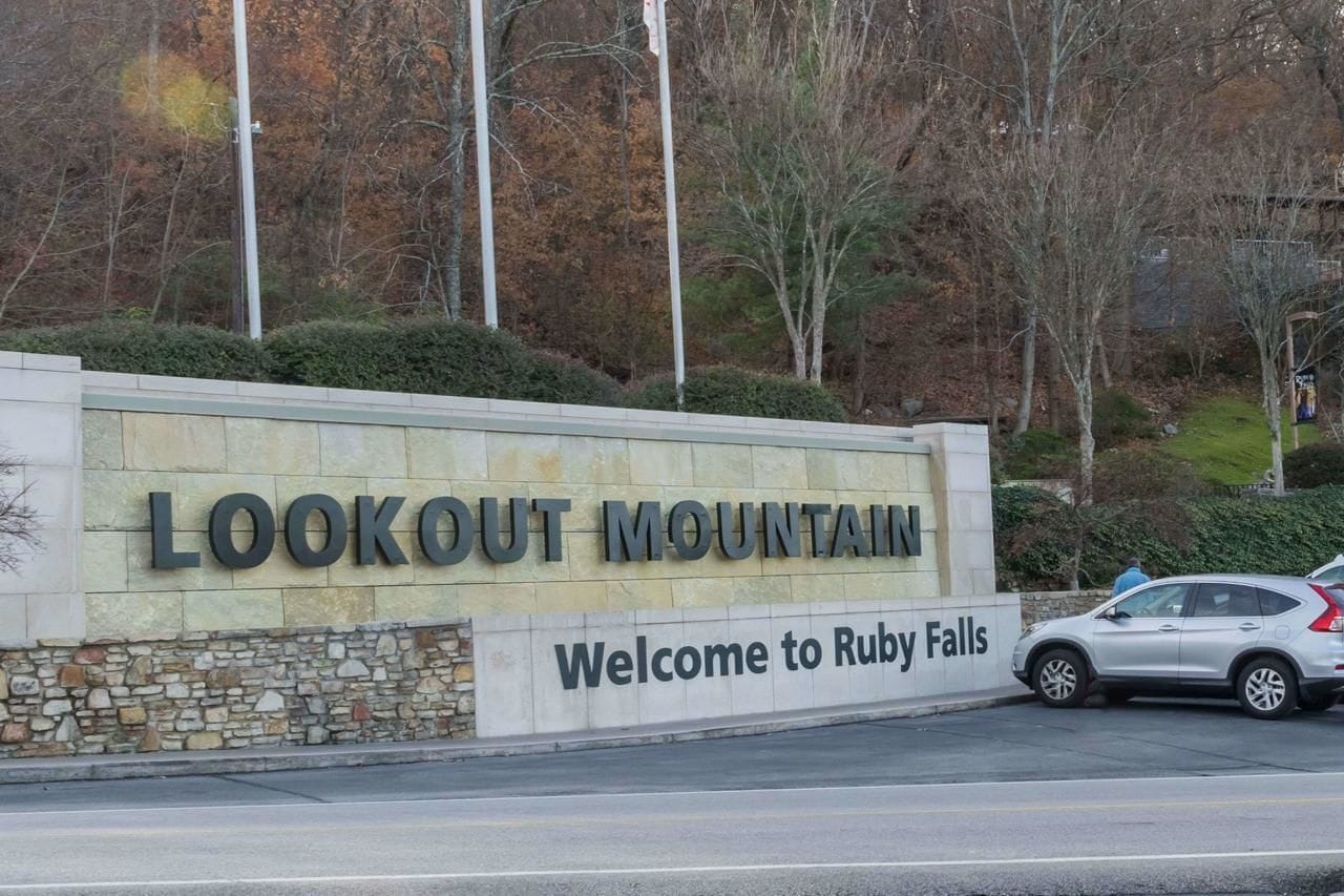 Segnaletica per Lookout Mountain con un messaggio di benvenuto a Ruby Falls.