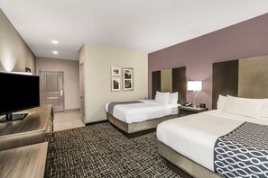 Habitación, 2 camas de matrimonio, accesible para personas con discapacidad, no fumadores (Mobility) | Ropa de cama de alta calidad y colchones con acolchado adicional