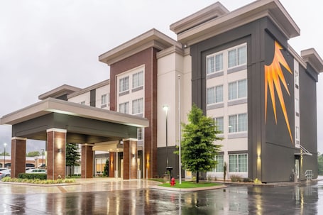Exterior. La Quinta Inn & Suites by Wyndham Chattanooga - Lookout Mtn