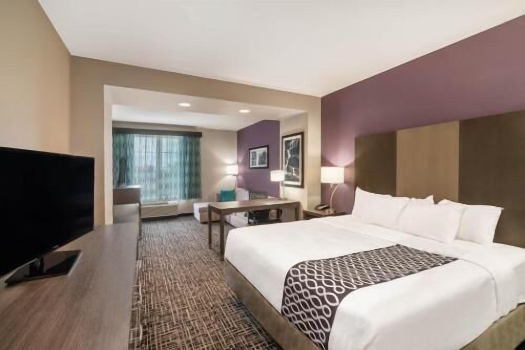 Ropa de cama de alta calidad, camas con pillow-top y escritorio 