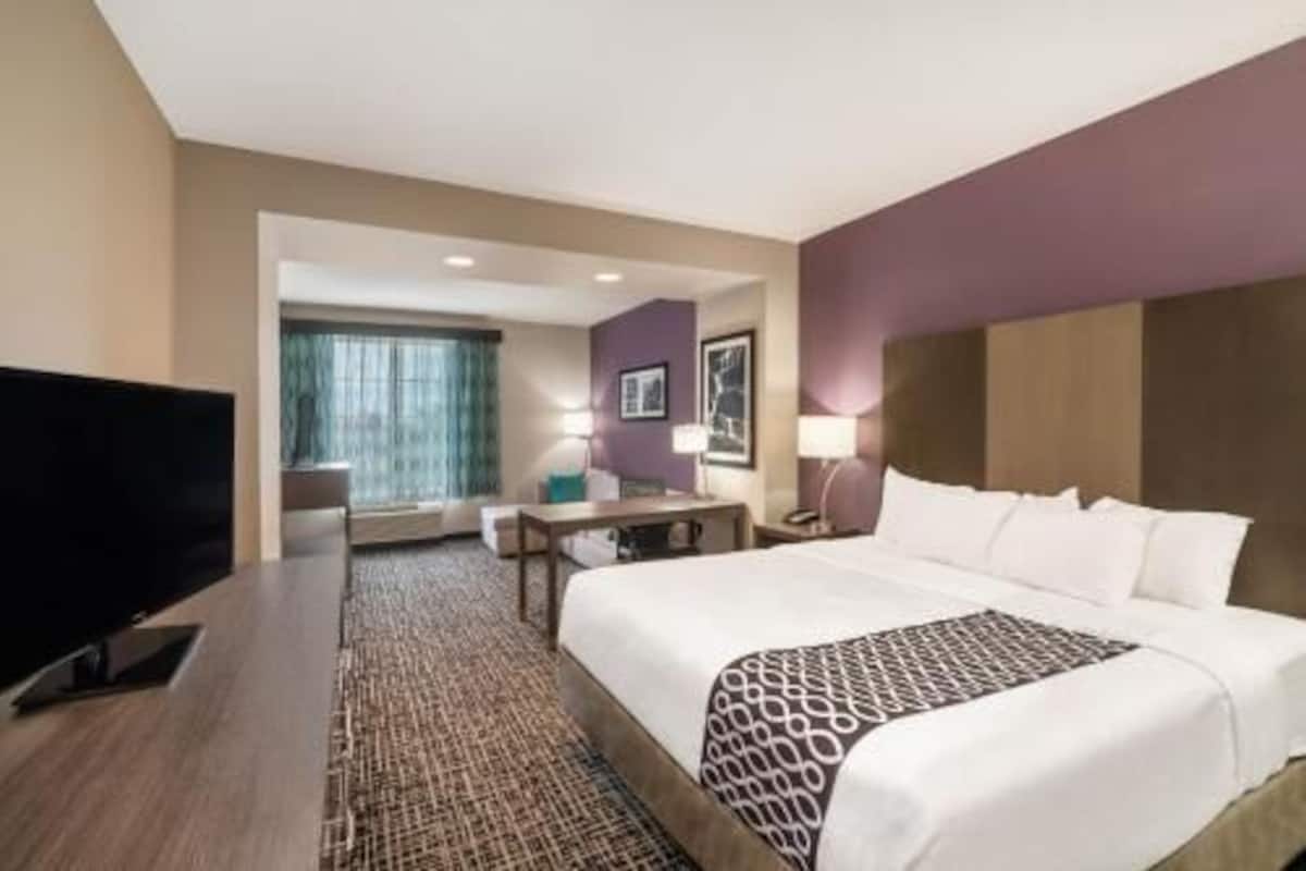 Ropa de cama de alta calidad, camas con pillow-top y escritorio