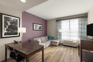 Ropa de cama de alta calidad, colchones con pillow-top y escritorio 