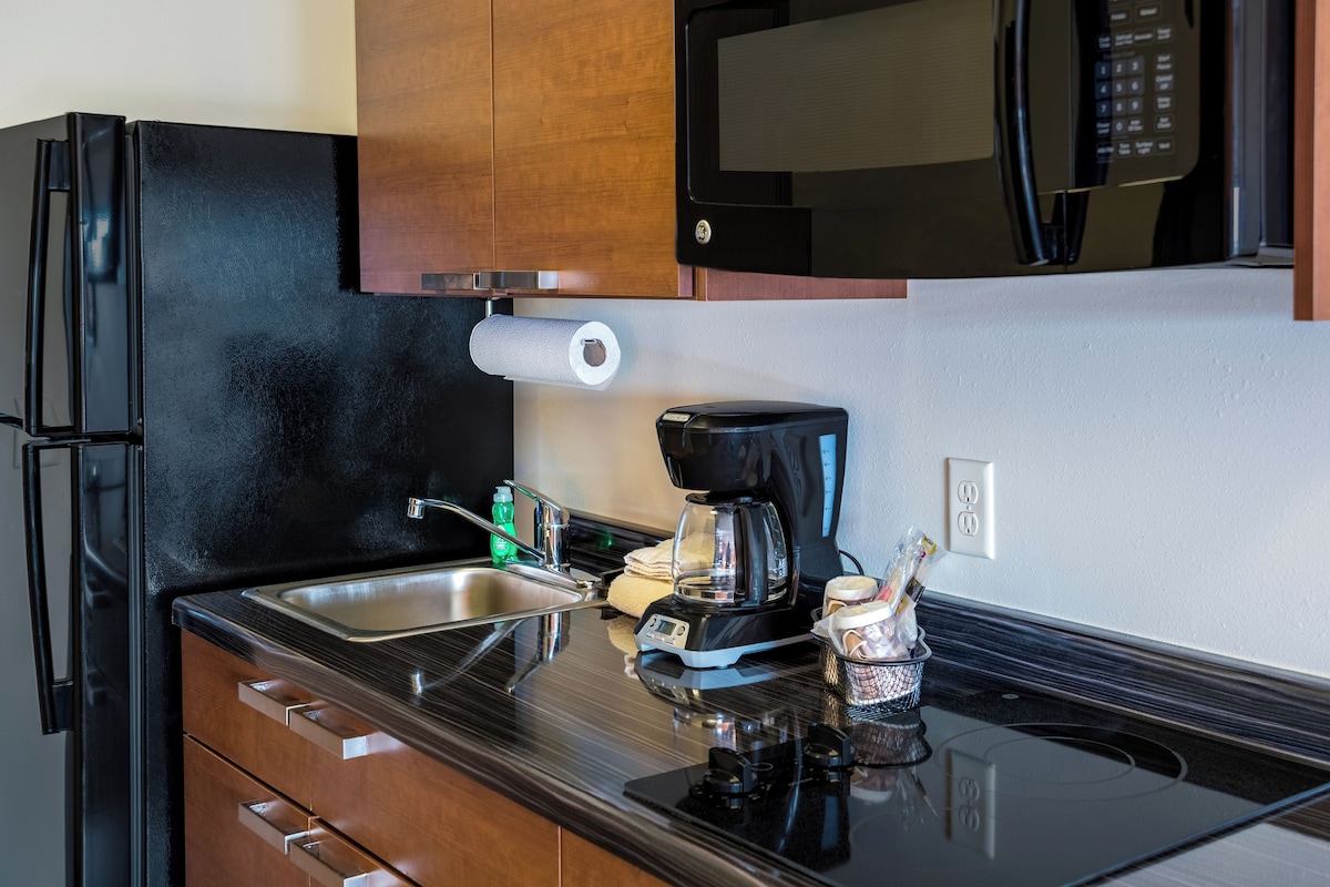 Cocina privada | Cafetera y tetera, refrigerador con congelador y microondas
