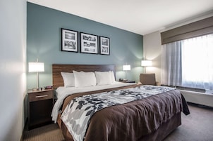 Escritorio, cortinas blackout y tabla de planchar con plancha