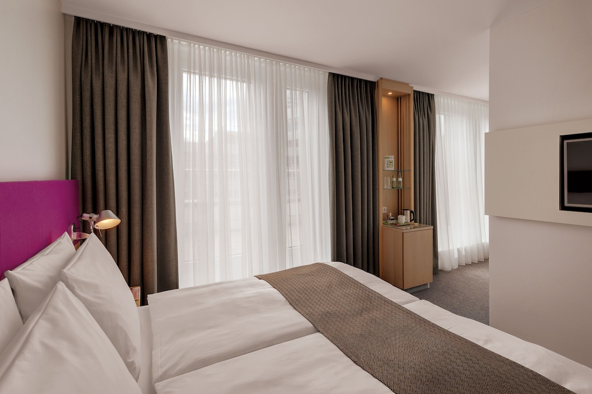 Executive Room, 1 King Bed | In-room safe, desk, blackout drapes, soundproofing