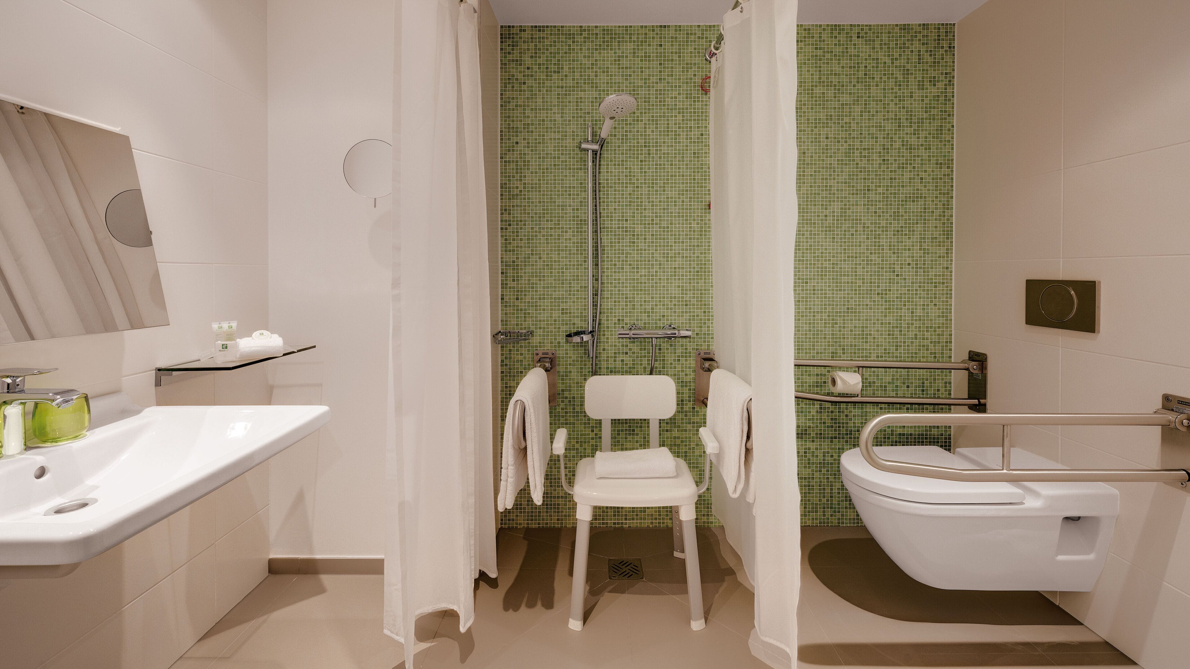 Ein Badezimmer mit Dusche, Toilette und Waschbecken.