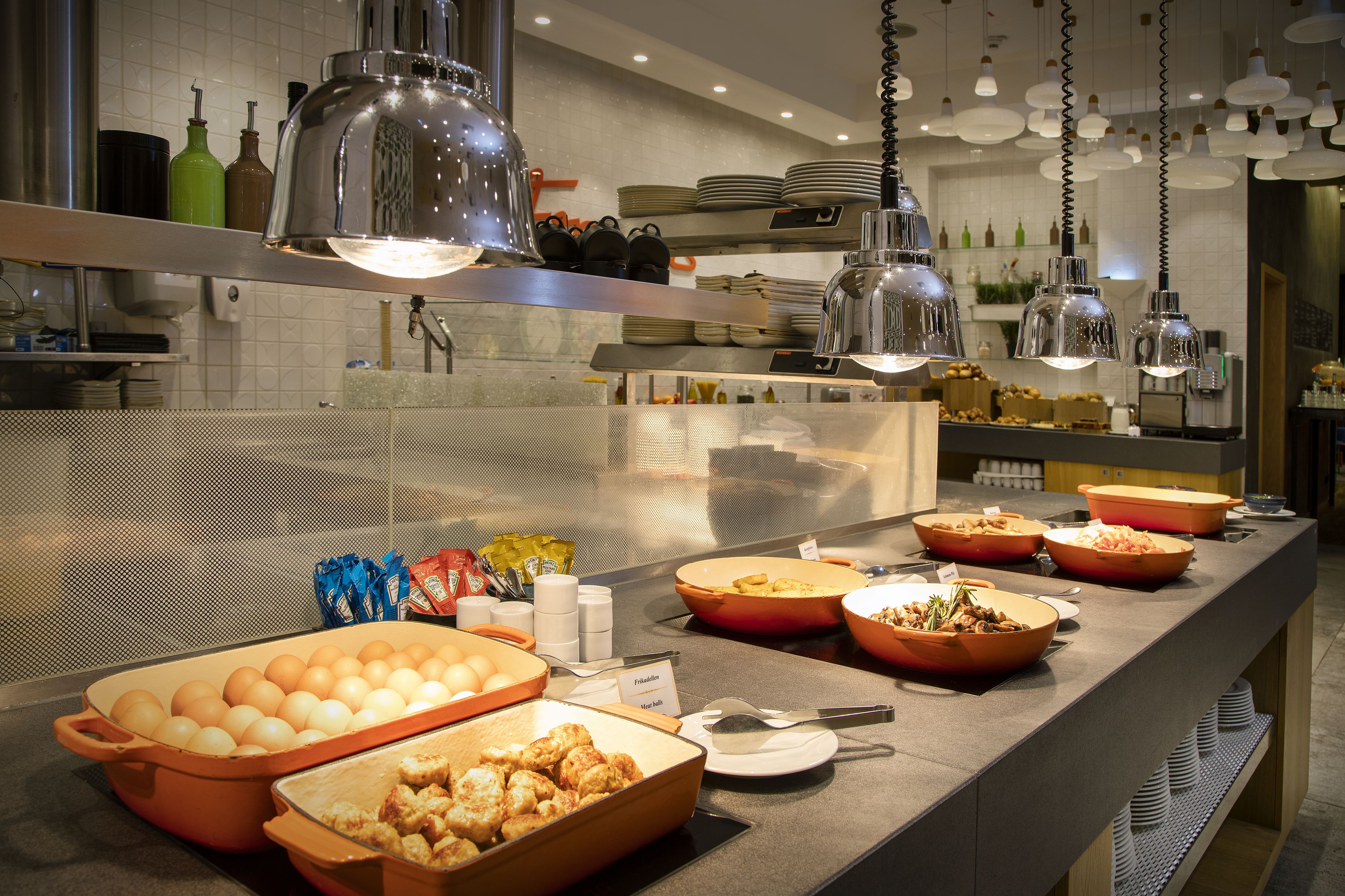 Café da manhã com buffet todos os dias (EUR 28 por pessoa) 