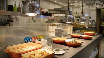 Colazione a buffet, servita tutte le mattine (28 EUR a persona) 