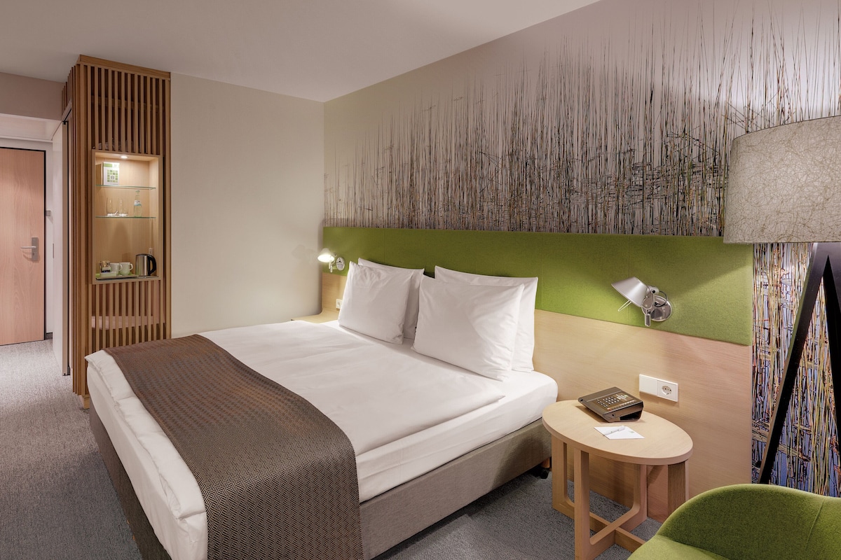 Standard Room, 1 King Bed | In-room safe, desk, blackout drapes, soundproofing