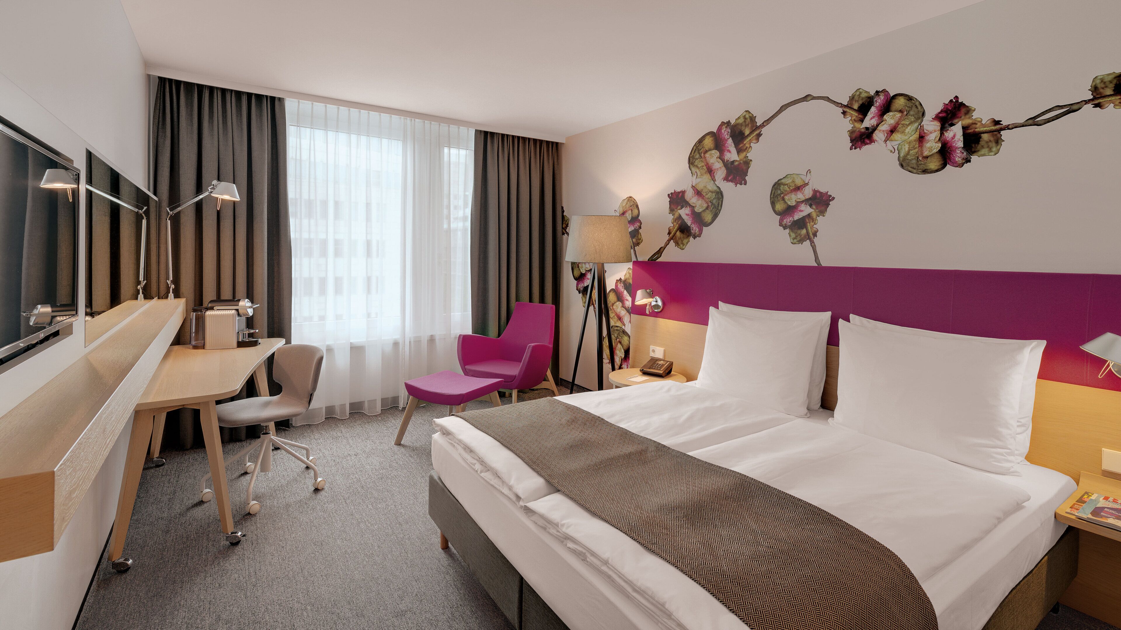 Premium Room, 1 King Bed | In-room safe, desk, blackout drapes, soundproofing