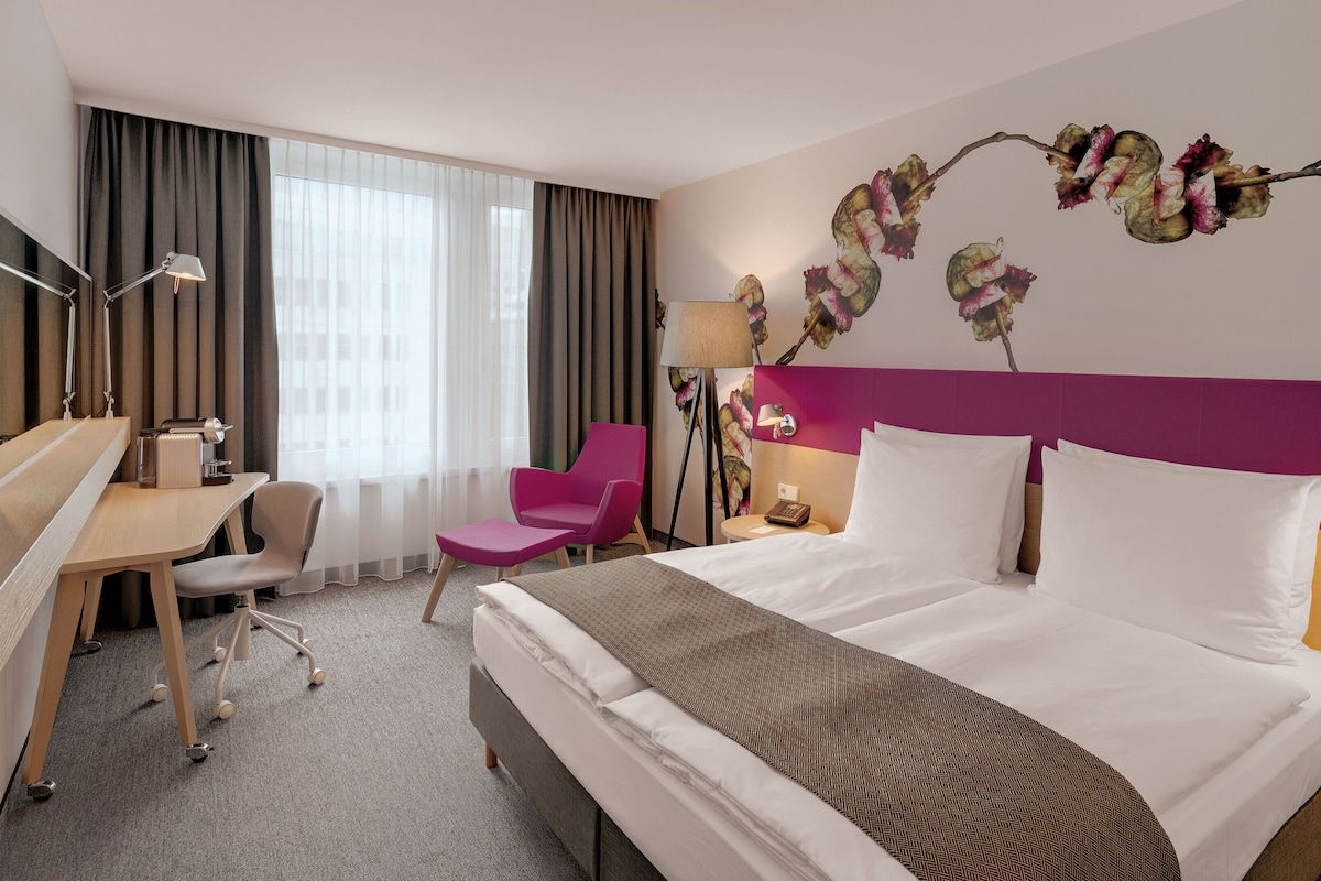 Premium Room, 1 King Bed | In-room safe, desk, blackout drapes, soundproofing