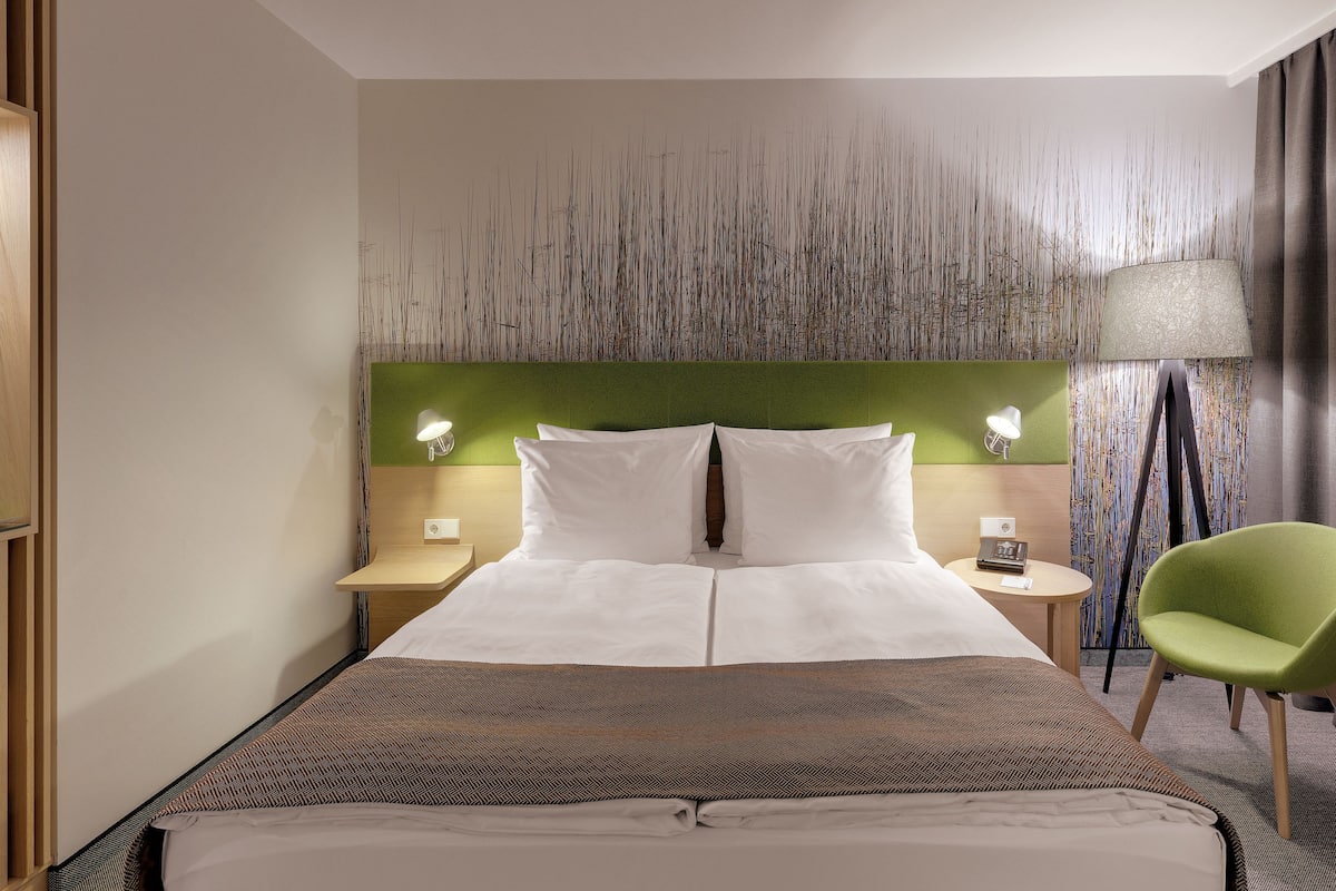 1 bedroom, in-room safe, desk, blackout curtains