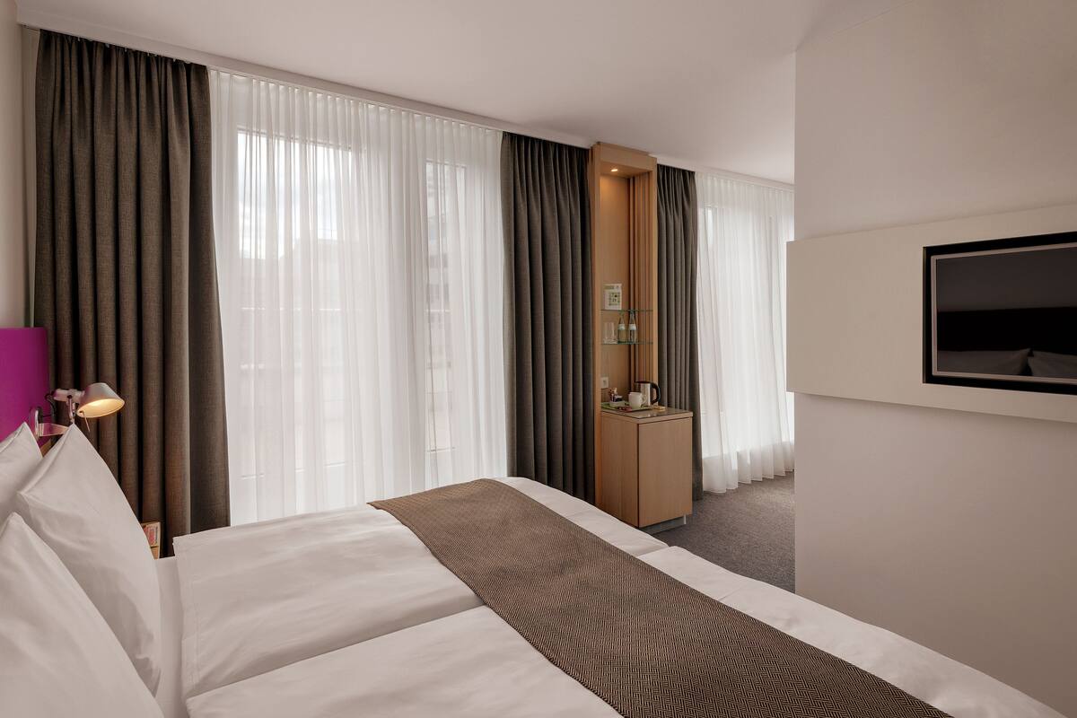 Executive Room, 1 King Bed | In-room safe, desk, blackout drapes, soundproofing
