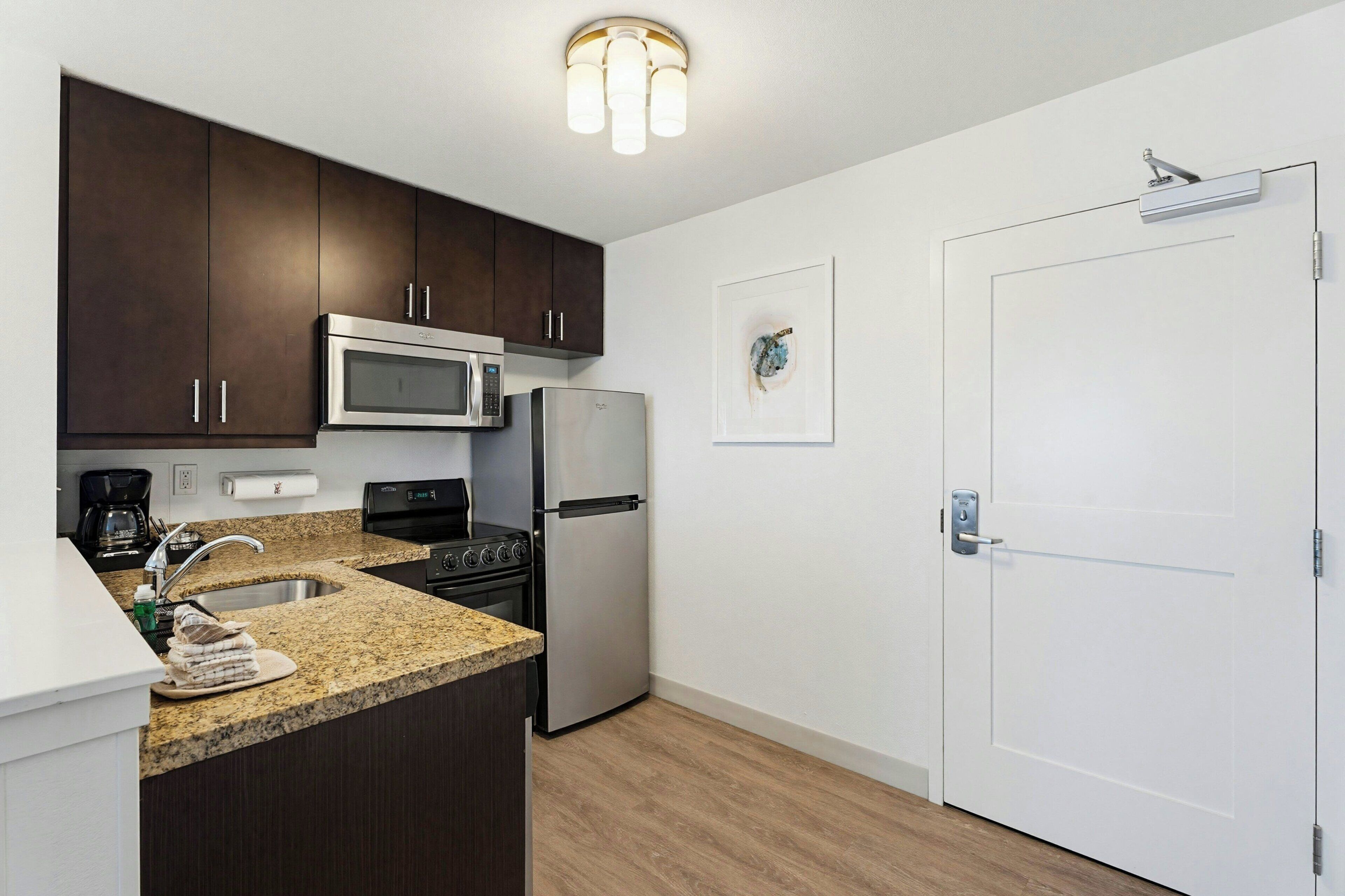 Coffee/tea maker, fridge, microwave, stovetop