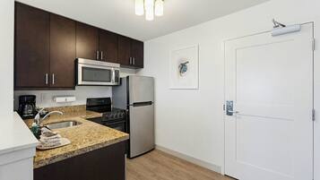 Coffee/tea maker, fridge, microwave, stovetop