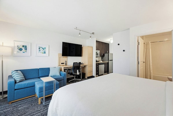 Studio, 1 King Bed with Sofa bed | Private kitchen | Fridge, microwave, stovetop, dishwasher