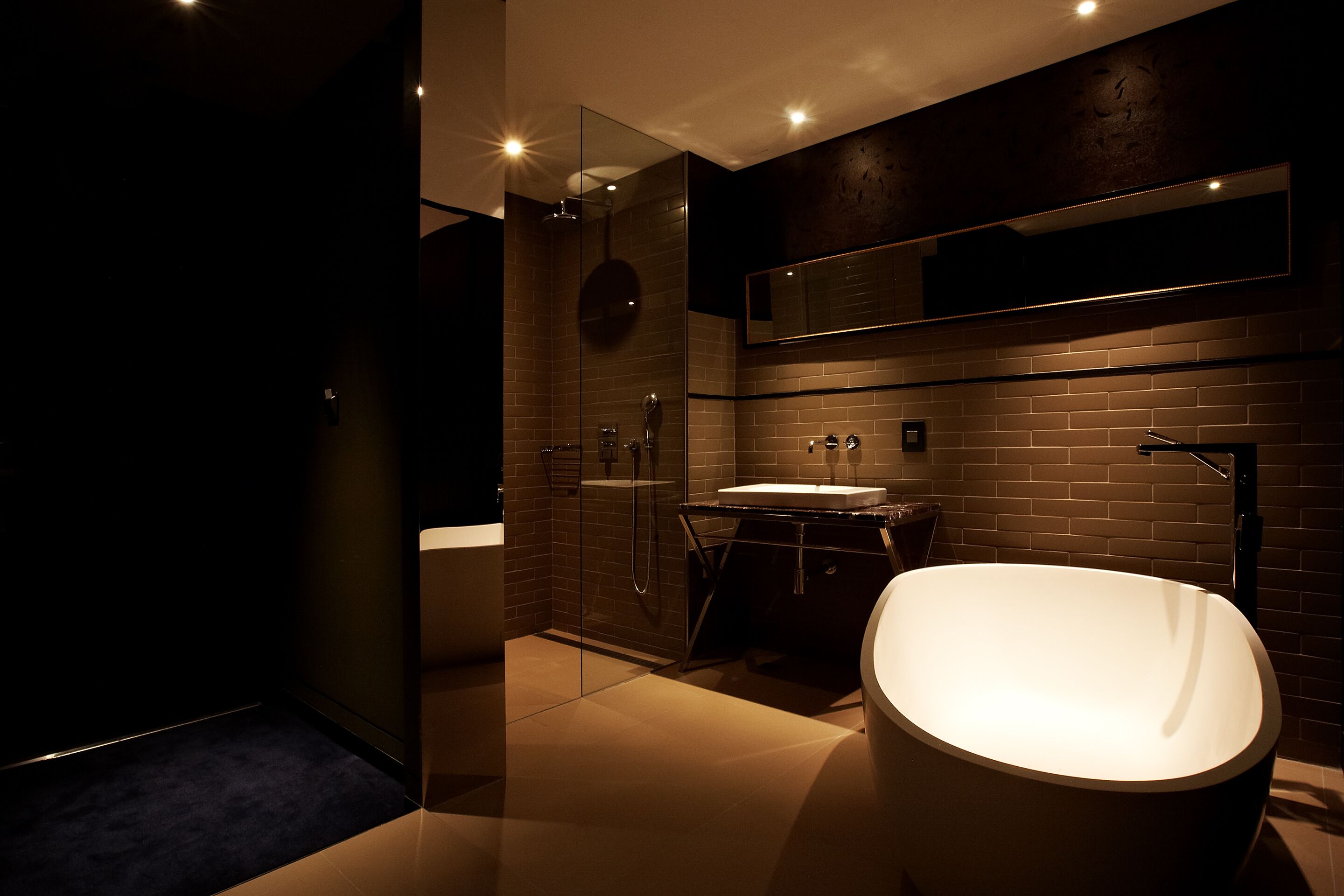 standard double room | bathroom | separate bathtub and shower, free toiletries, hair dryer, bathrobes