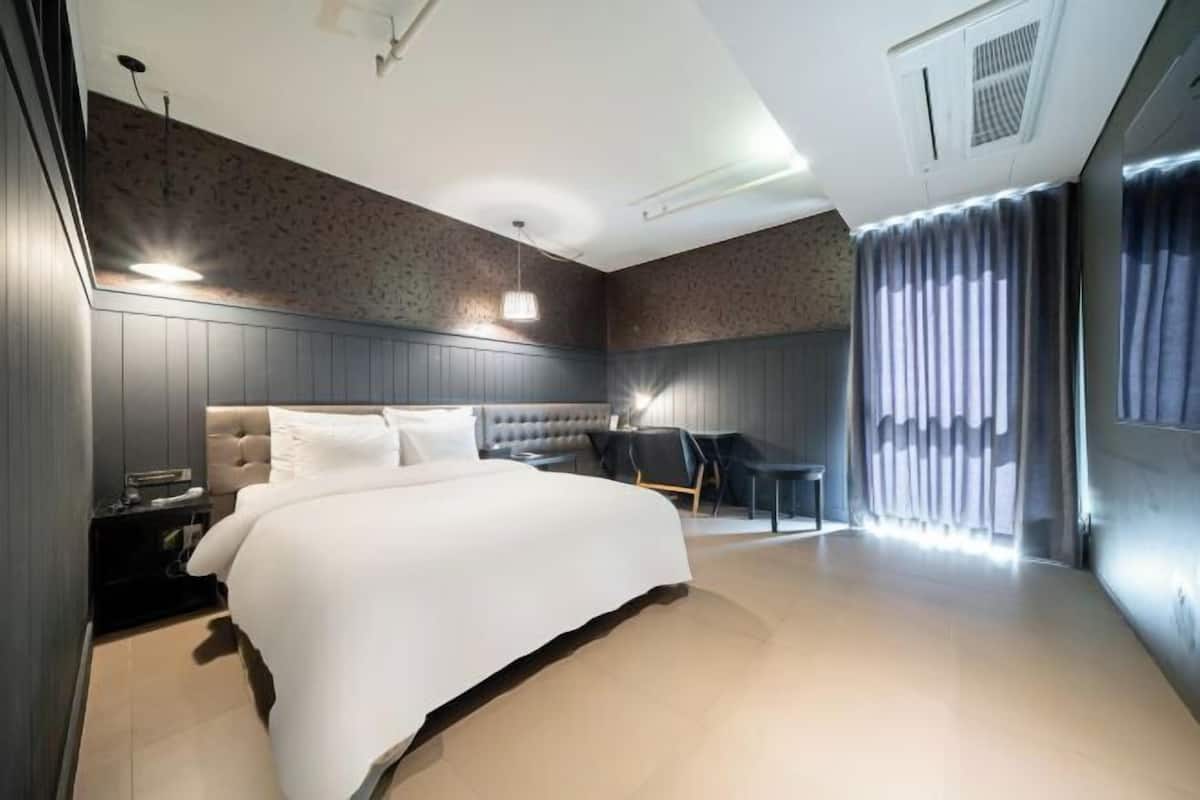 In-room safe, desk, soundproofing, iron/ironing board