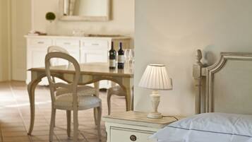 Une chambre à coucher comprenant un lit, une table de chevet avec une lampe, une chaise, une commode et un miroir.