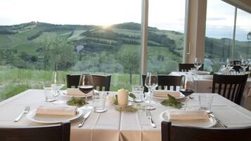 3 restaurants, breakfast, lunch, dinner served; local cuisine