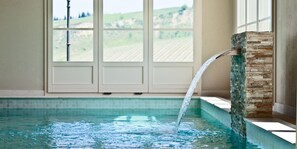Una piscina techada, 3 piscinas al aire libre