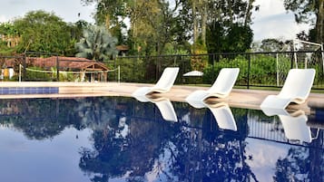 Utomhuspool med öppettider 08.00 till 20.00, och solstolar