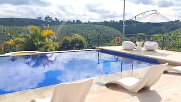 Una piscina al aire libre (de 08:00 a 20:00), tumbonas