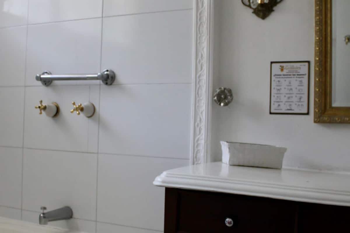 standard triple room | bathroom | shower, rainfall showerhead, free toiletries, towels