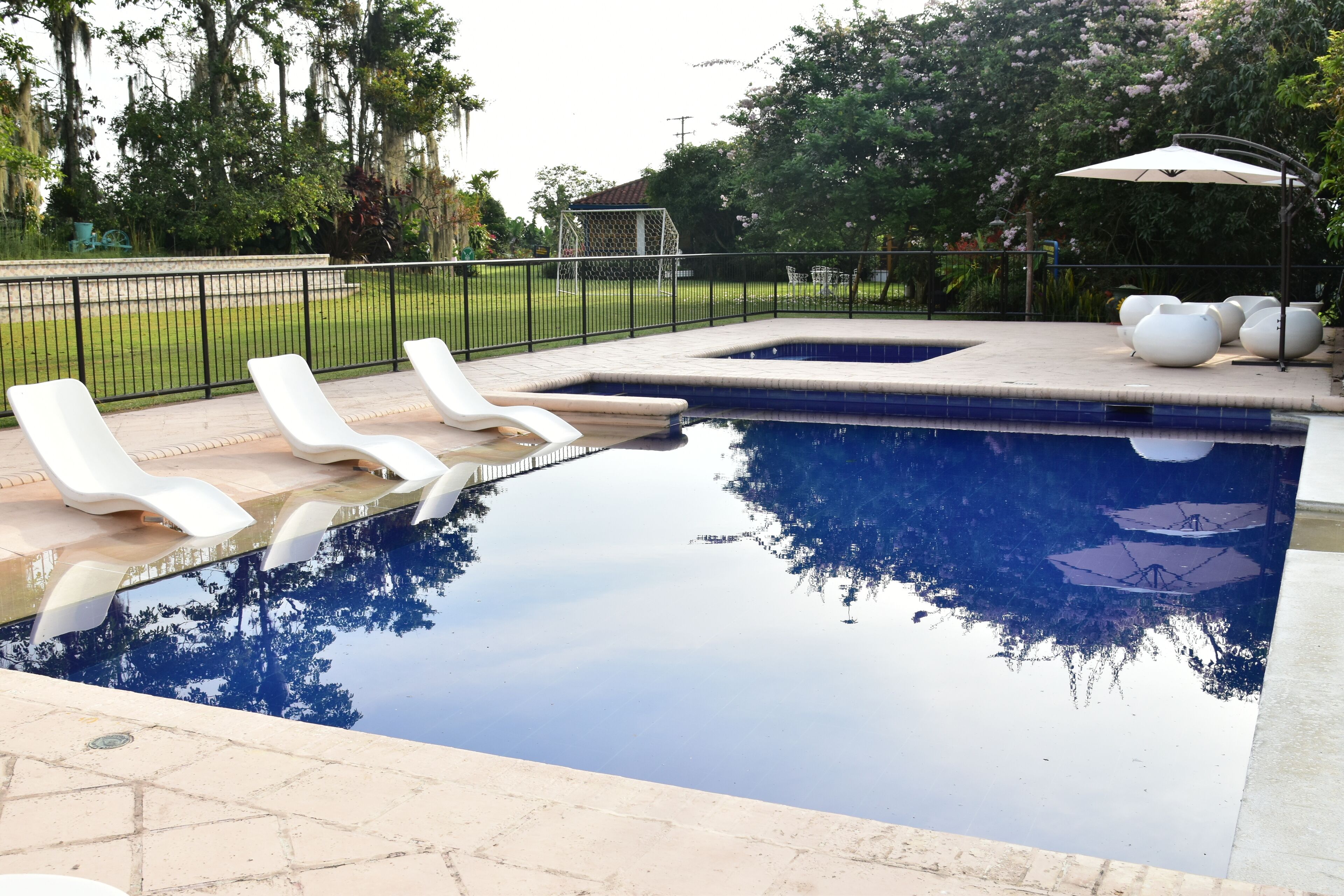 outdoor pool, open 8:00 am to 8:00 pm, pool loungers