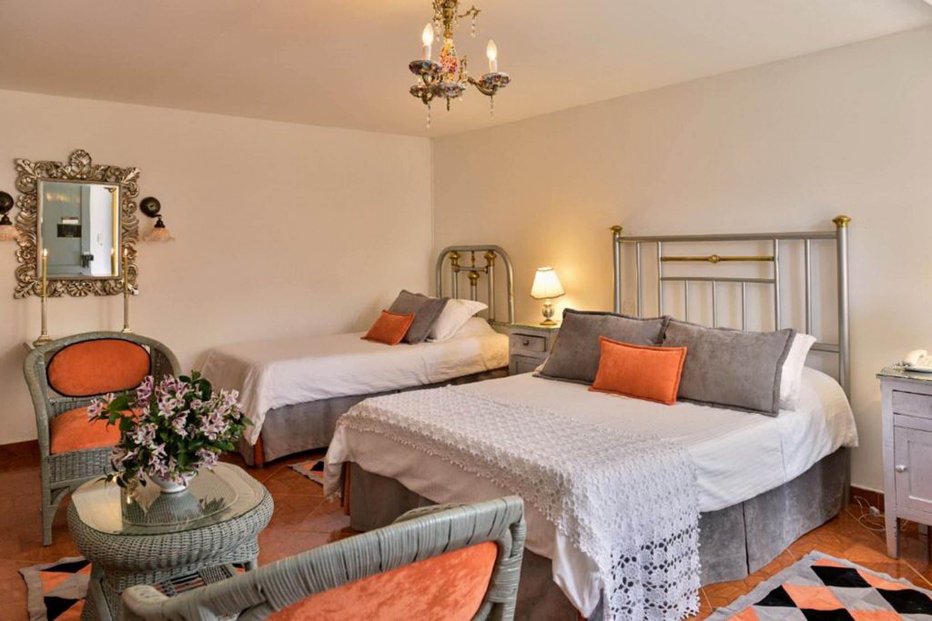 Habitación estándar con 1 cama doble y 1 cama sencilla. | 客房内保险箱、特色装修、特色家居、床单