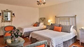 Habitación eståndar con 1 cama doble y 1 cama sencilla. | Coffres-forts dans les chambres, décoration personnalisée