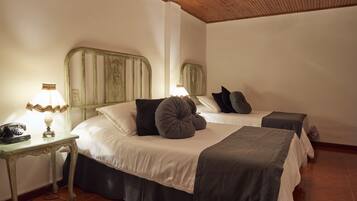 Habitación eståndar con 1 cama doble y 1 cama sencilla. | Coffres-forts dans les chambres, décoration personnalisée