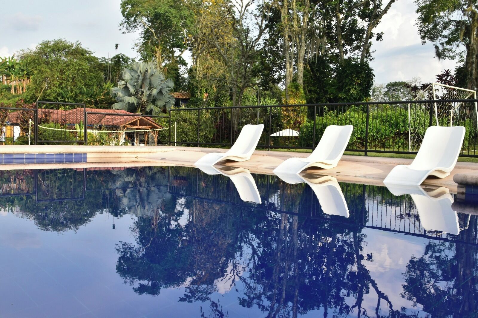 Una piscina al aire libre (de 08:00 a 20:00), tumbonas