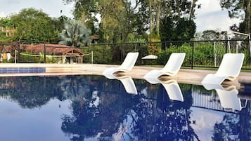 Una piscina al aire libre (de 08:00 a 20:00), tumbonas