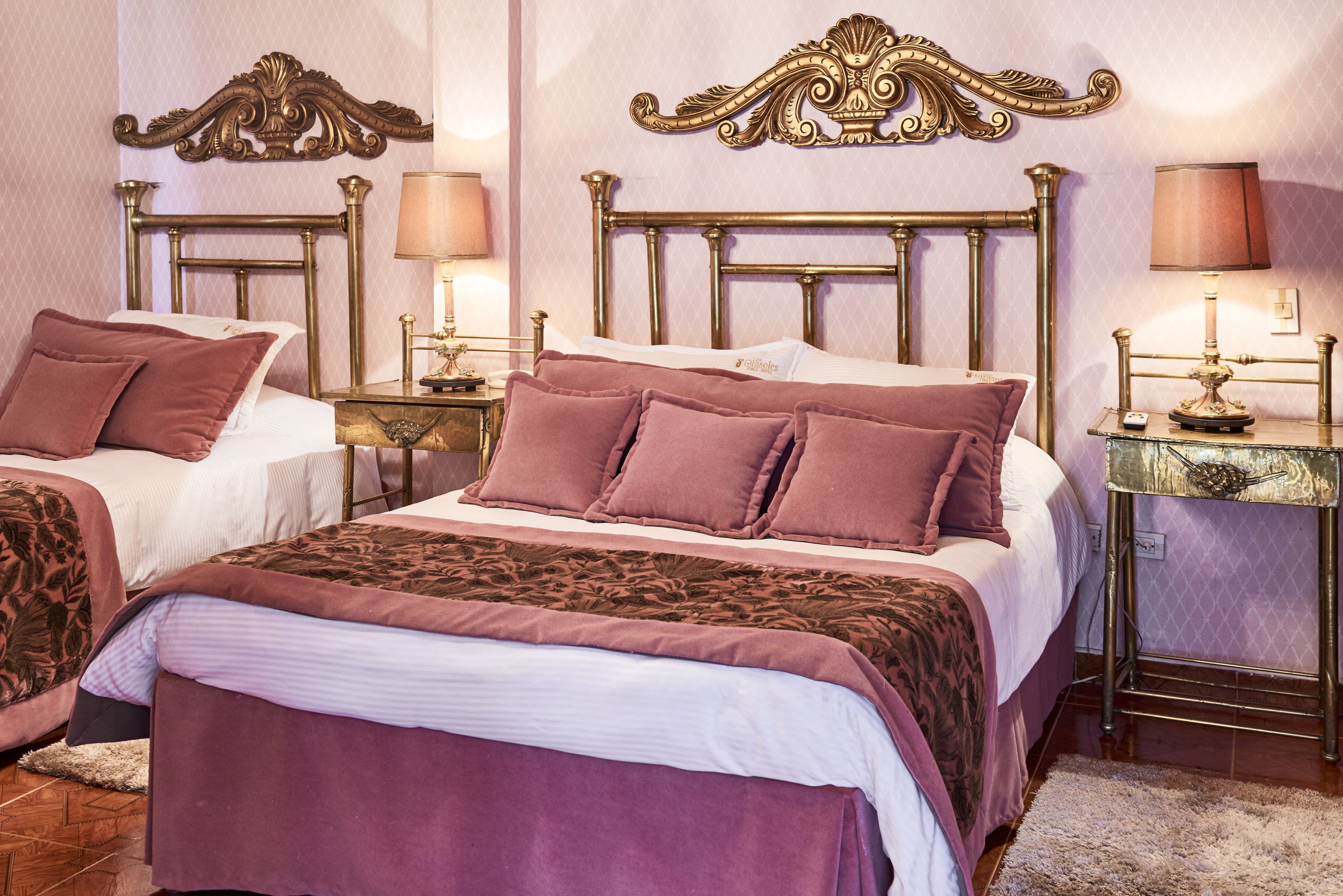 habitación estándar con 1 cama doble y 1 cama sencilla. | 1 bedroom, in-room safe, individually decorated, individually furnished