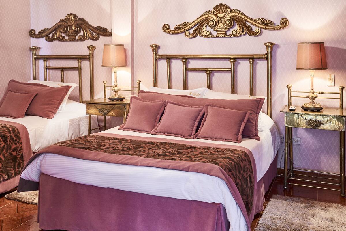 habitación estándar con 1 cama doble y 1 cama sencilla. | 1 bedroom, in-room safe, individually decorated, individually furnished